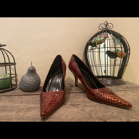 Kenneth Cole alligator print patent leather pumps - Picture 13 of 13